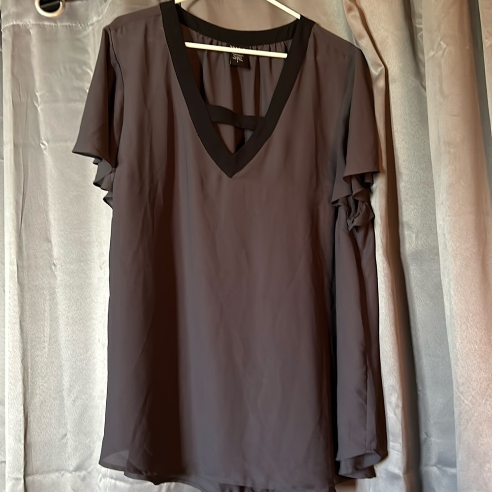 Torrid size 3 top,100% polyester, shoulder 17.5”, bust 24”, 31”long